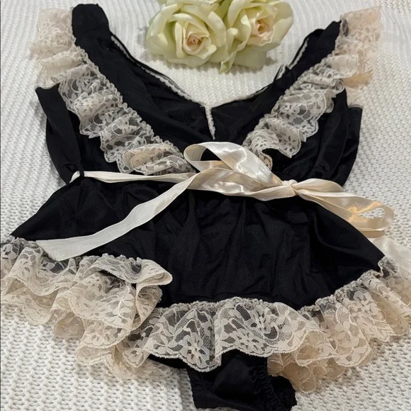 🌹Vintage Union Made Flair Black Chemise with Cream Lace🌹 - Picture 2 of 7